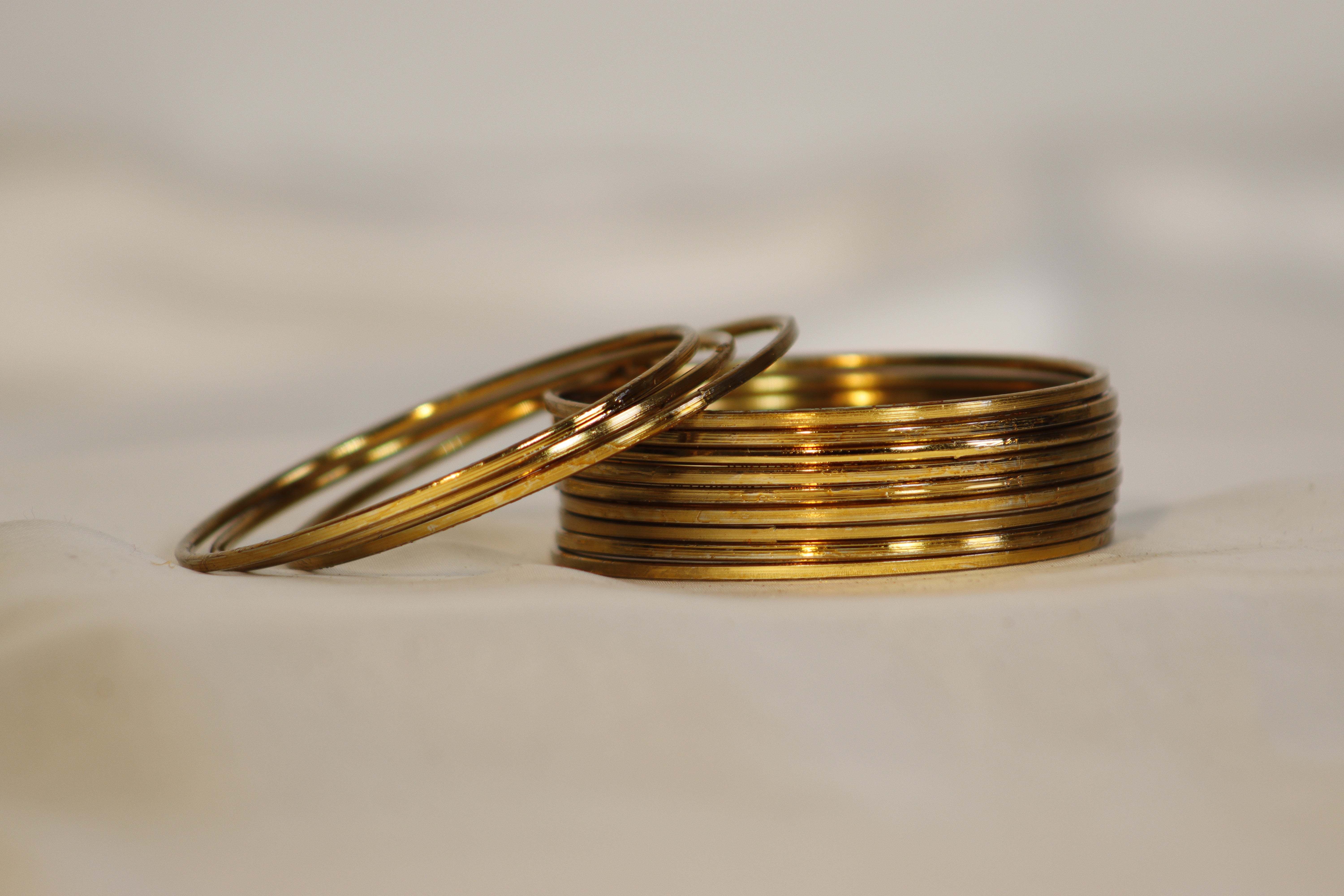 Plain Classic Shining Metal Bangles – Golden & Silver | Traditional Wear (Rs. 650/dozen)