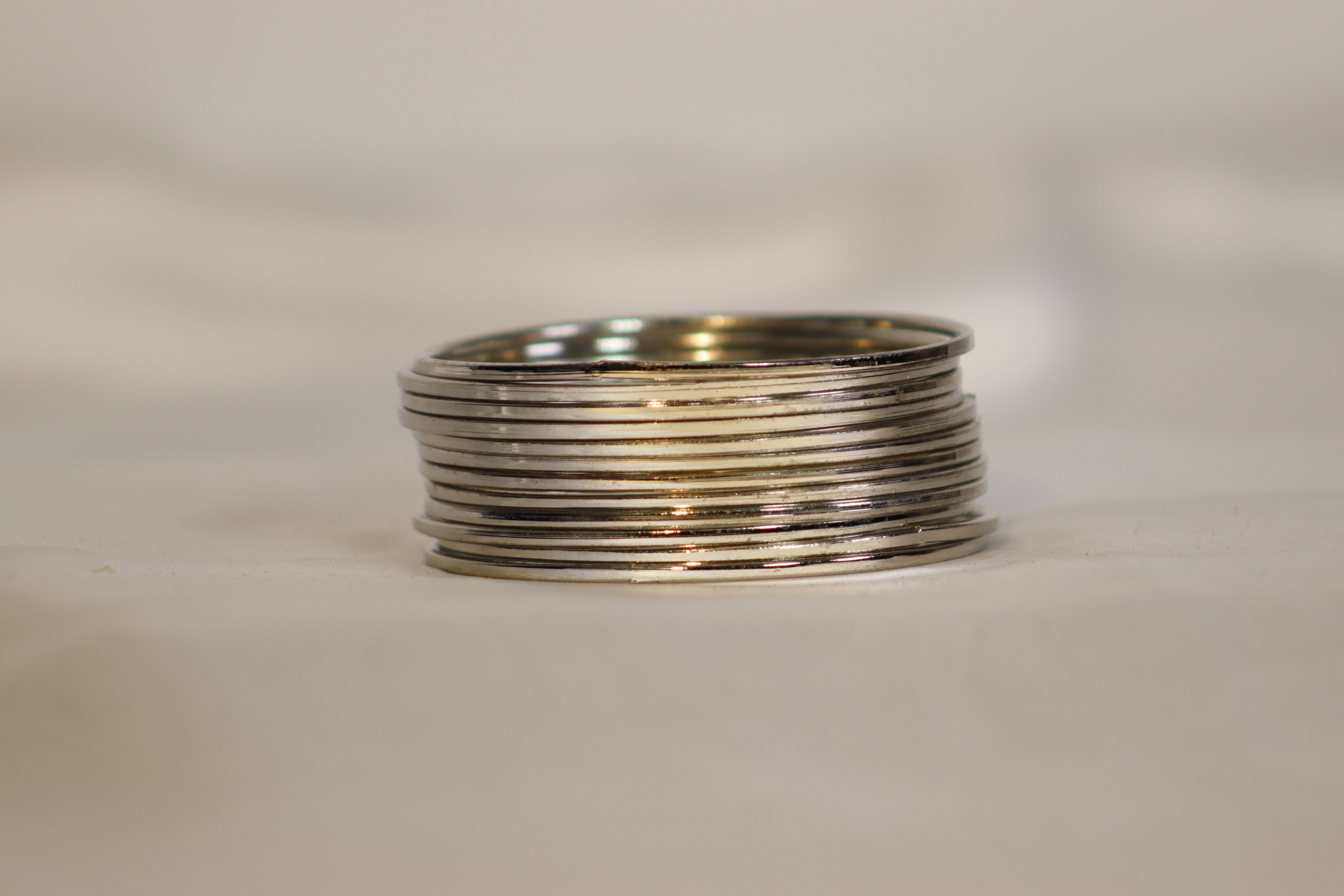 Plain Classic Shining Metal Bangles – Golden & Silver | Traditional Wear (Rs. 650/dozen)